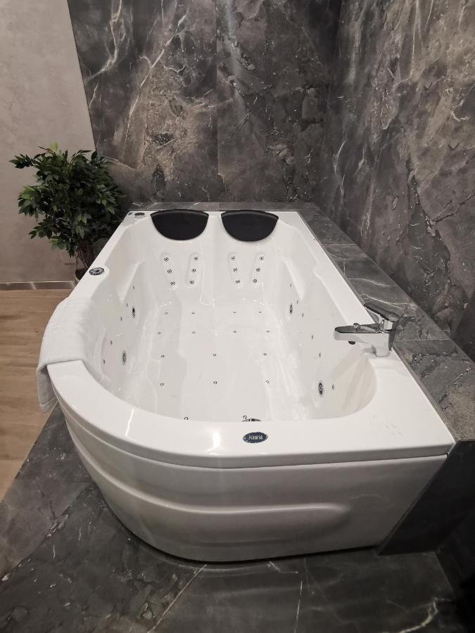 Jacuzzi Apartment Main Square Красков Екстериор снимка