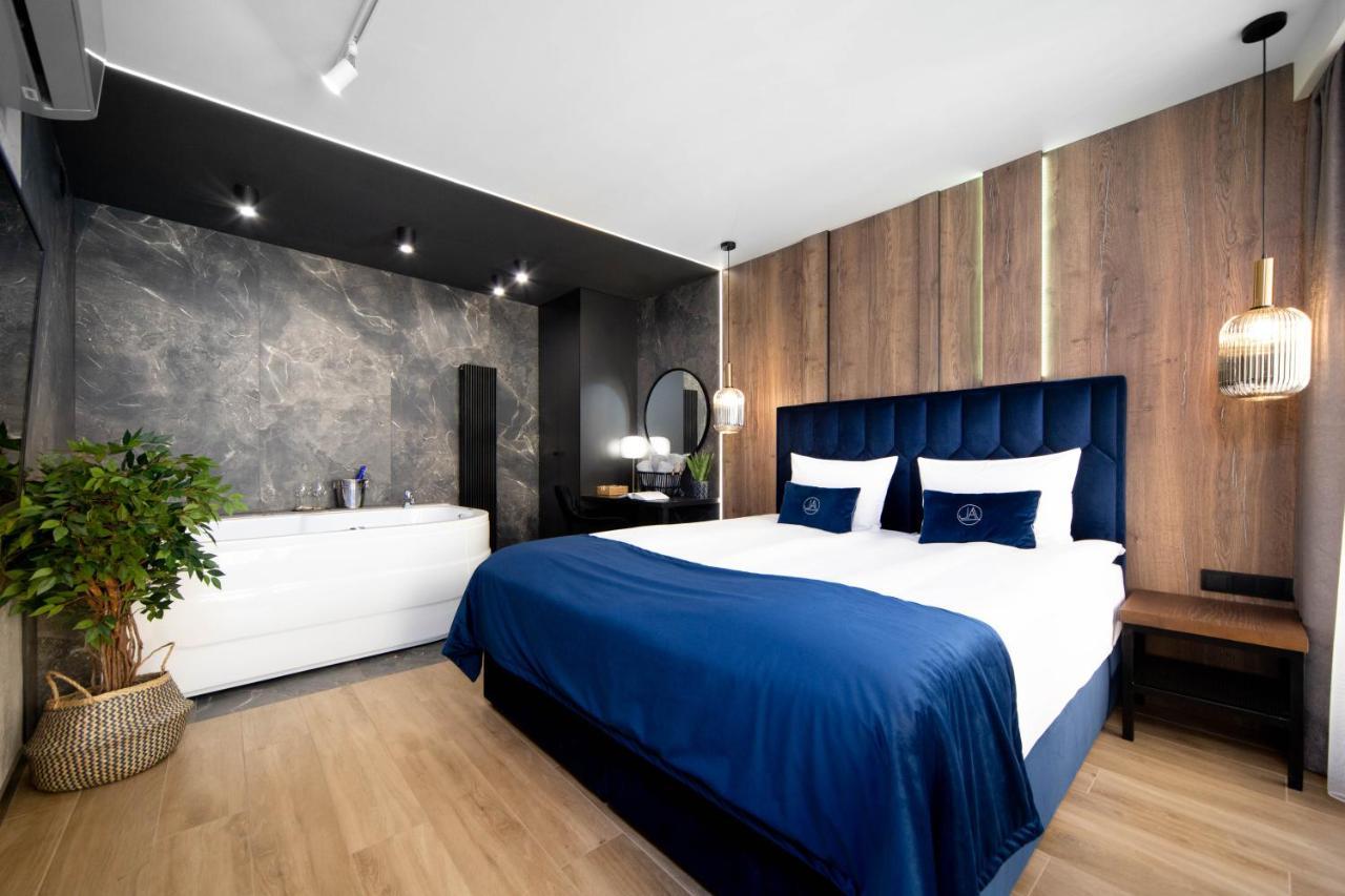 Jacuzzi Apartment Main Square Красков Екстериор снимка