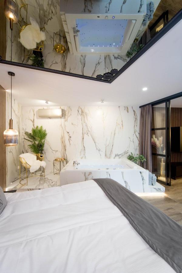 Jacuzzi Apartment Main Square Красков Екстериор снимка