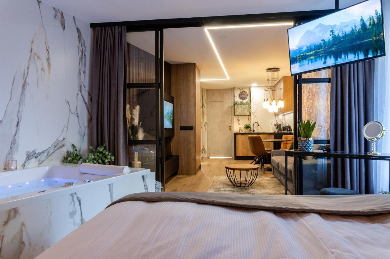 Jacuzzi Apartment Main Square Красков Екстериор снимка