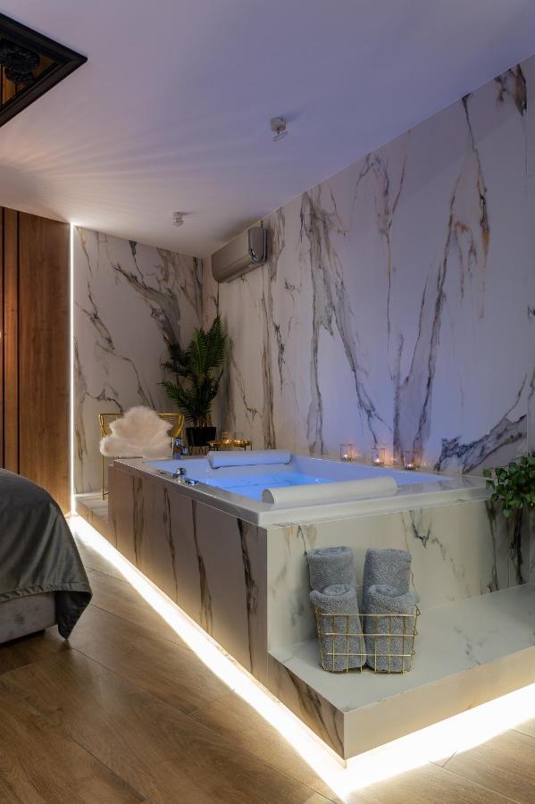 Jacuzzi Apartment Main Square Красков Екстериор снимка