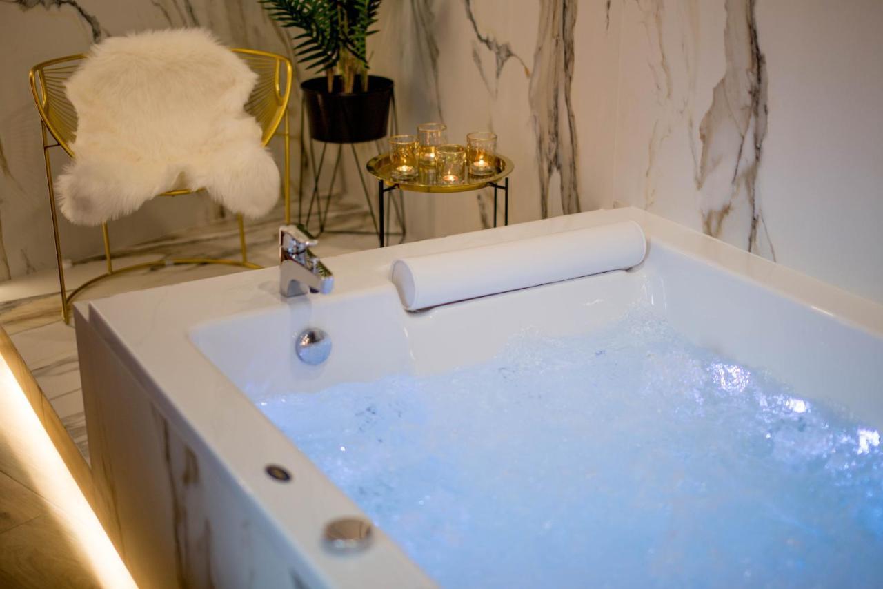Jacuzzi Apartment Main Square Красков Екстериор снимка